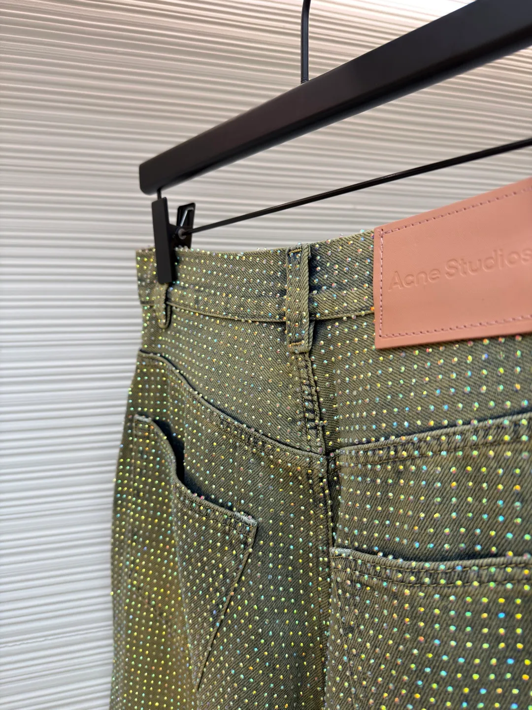 Acne Studios Year of the Snake limited edition full-diamond jeans ●Item number: 1681289-B45 ●Material: denim fabric ●Technology: hot-drilled production ●Color: olive green ●Version: loose fit ●Weight: about 1060 grams ●Size: XS-S-M-L-XL-XXL ●Description: Fabric treatment: Made of denim fabric, after washing process, it presents a unique olive green tone and distressed texture, making the pants more retro style. Cutting and sewing: Cut with a straight version and spliced ​​with a professional sewing machine. Key parts such as the crotch are reinforced with double-thread seams to ensure a solid structure. Diamond jewelry selection: Choose exquisite rhinestones and arrange them through designs to create a full-diamond effect, enhancing the visual magnificence. Fixing process: Using ultrasonic machine high-temperature hot-drilling process, with precise temperature control, the rhinestones are firmly attached to the denim fabric, ensuring that they will not fall off easily after machine washing. The overall wiring is straight and delicate, the fabric is comfortable and soft, and the color is consistent without color difference. It can be matched with the same style to create a fashionable look and control various occasions. Customized accessories, complete with three standards, same style for men and women!